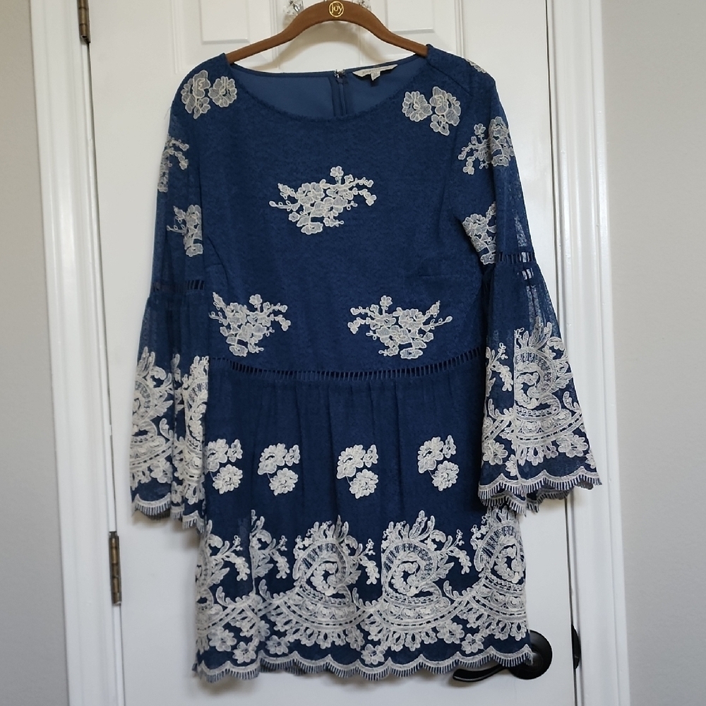 John Mark Blue Lace Embroidered Blouse Tunic Size Medium​ Denim​